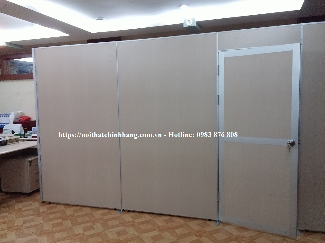 Vách ngăn gỗ chia phòng VNG383 có cửa đi đẹp giá rẻ