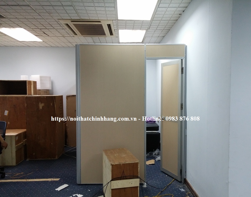 Vách ngăn gỗ chia phòng VNG383 có cửa đi đẹp giá rẻ