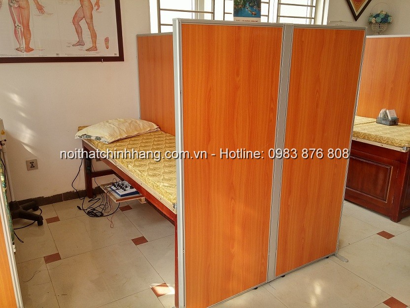 Vách ngăn gỗ khung nhôm VNG-HG384 chia khu vực làm việc hiện đại