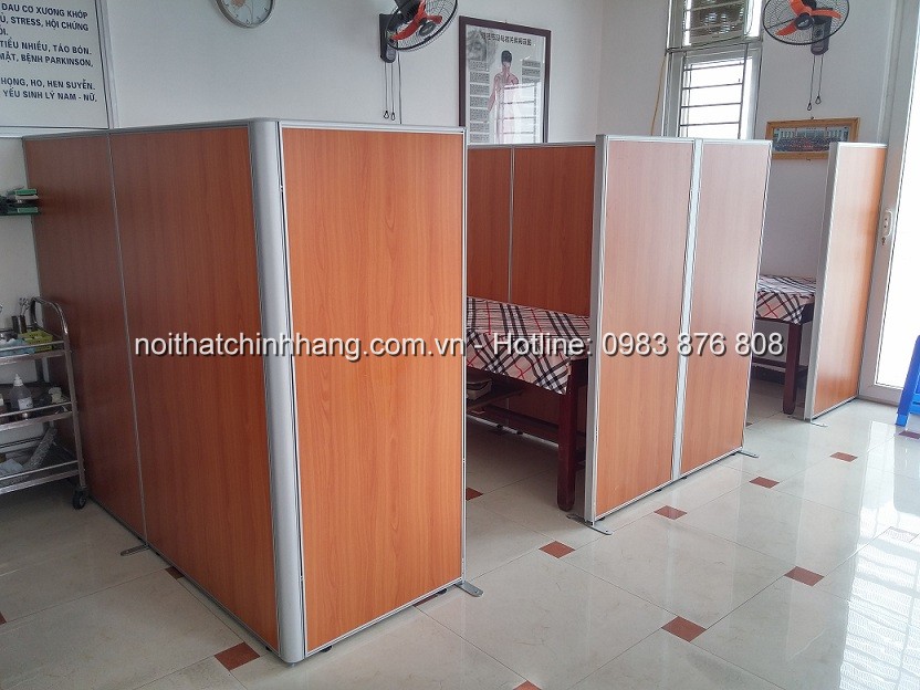 Vách ngăn gỗ khung nhôm VNG-HG384 chia khu vực làm việc hiện đại