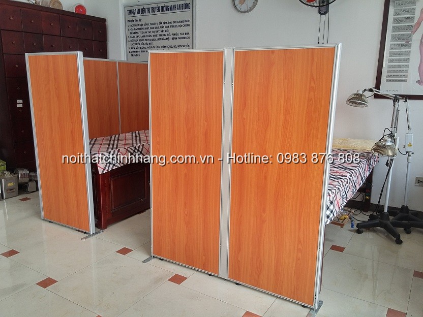 Vách ngăn gỗ khung nhôm VNG-HG384 chia khu vực làm việc hiện đại