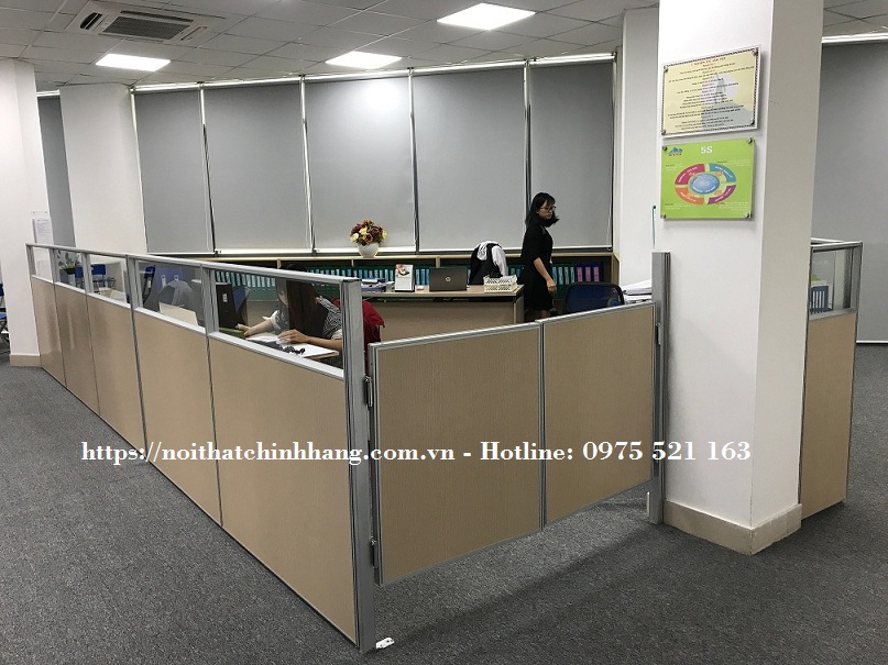 Vách ngăn phòng gỗ kính có cửa VNGK-383