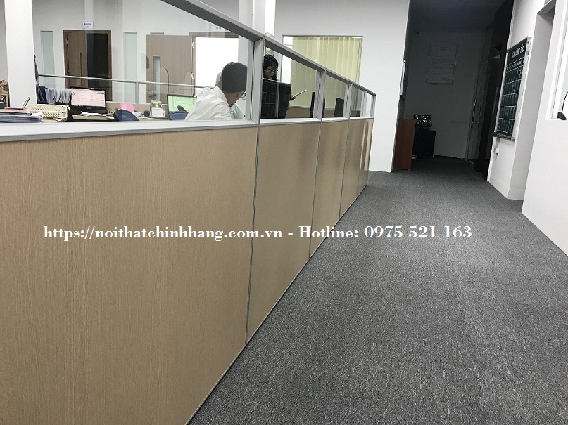 Vách ngăn phòng gỗ kính có cửa VNGK-383