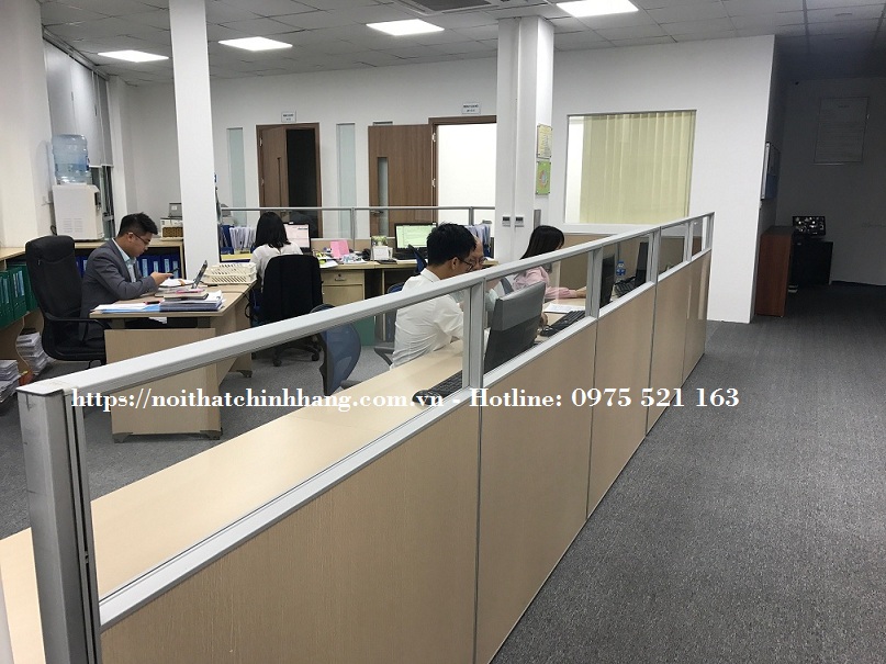 Vách ngăn phòng gỗ kính có cửa VNGK-383